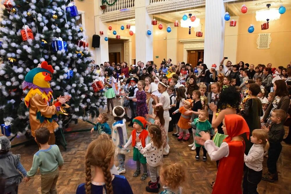 Новогодние праздники для детей садика. Новый год в детском саду. Новогодняя елка в школе. Утренник в садике. Елка утренники.