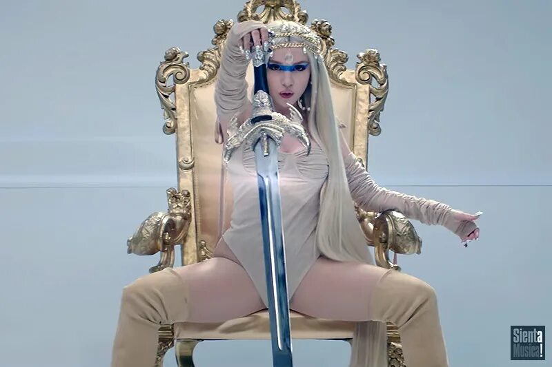 Ava max kings queens. Эйва макс kings queens. ава макс кингс. ava max queen. кинг квин.
