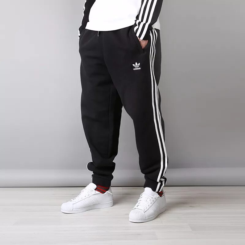 Мужские спортивные штаны москва. Штаны адидас cw2981. Мужские брюки adidas 3-Stripes Pants cw2981. Штаны adidas Originals 3 Stripes. Adidas Originals adicolor cw2981.