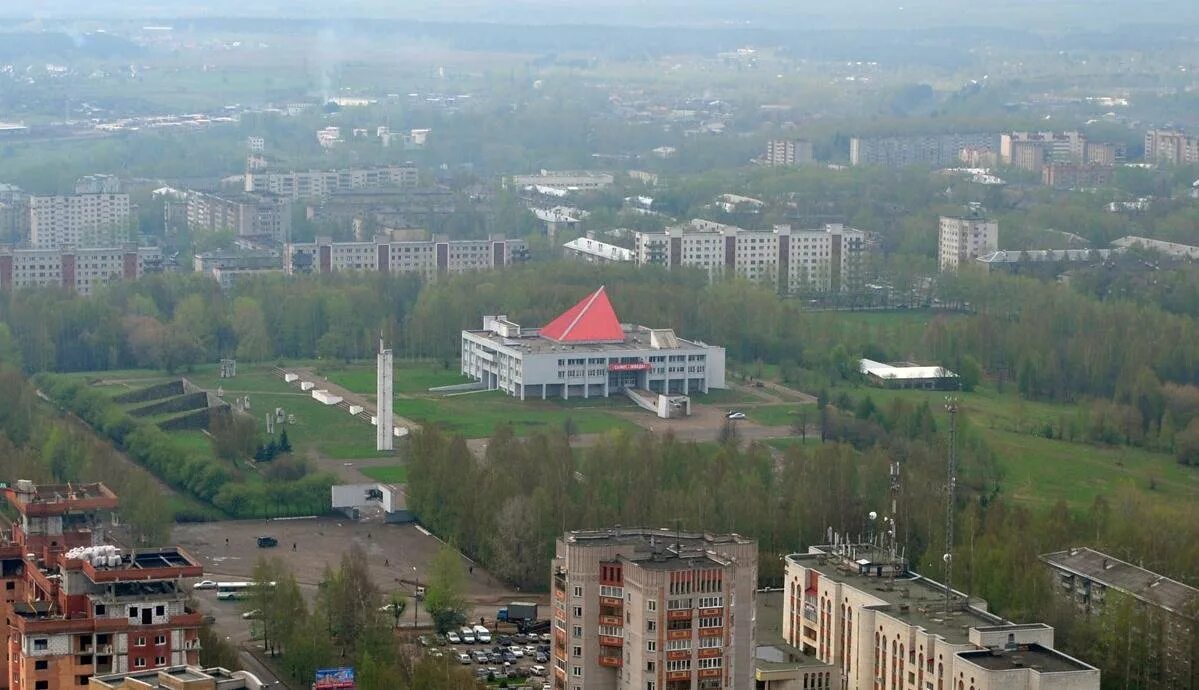 Киров где сделать. Дворец пионеров Киров. Парке дворца пионеров Киров. Парк дворец пионеров Киров фото. Сурикова, у дворца пионеров Кирове.