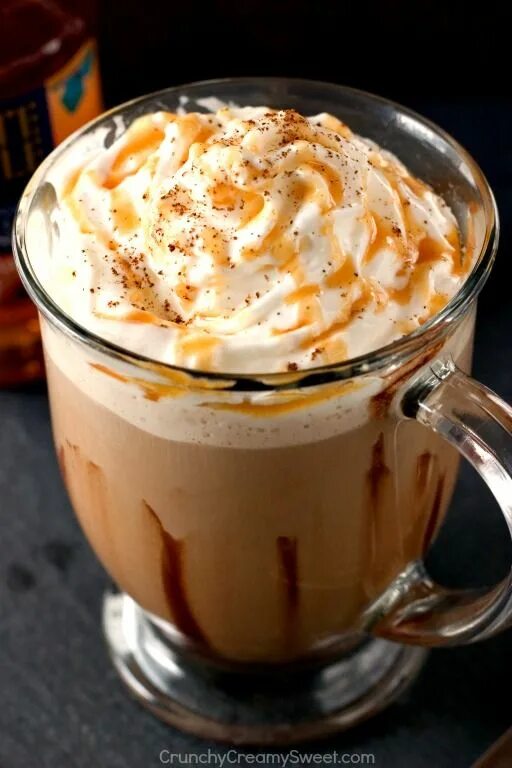 Карамельный мокко. Латте Salted Caramel Mocha. Мокко кофе карамель. Латте и чизкейк.