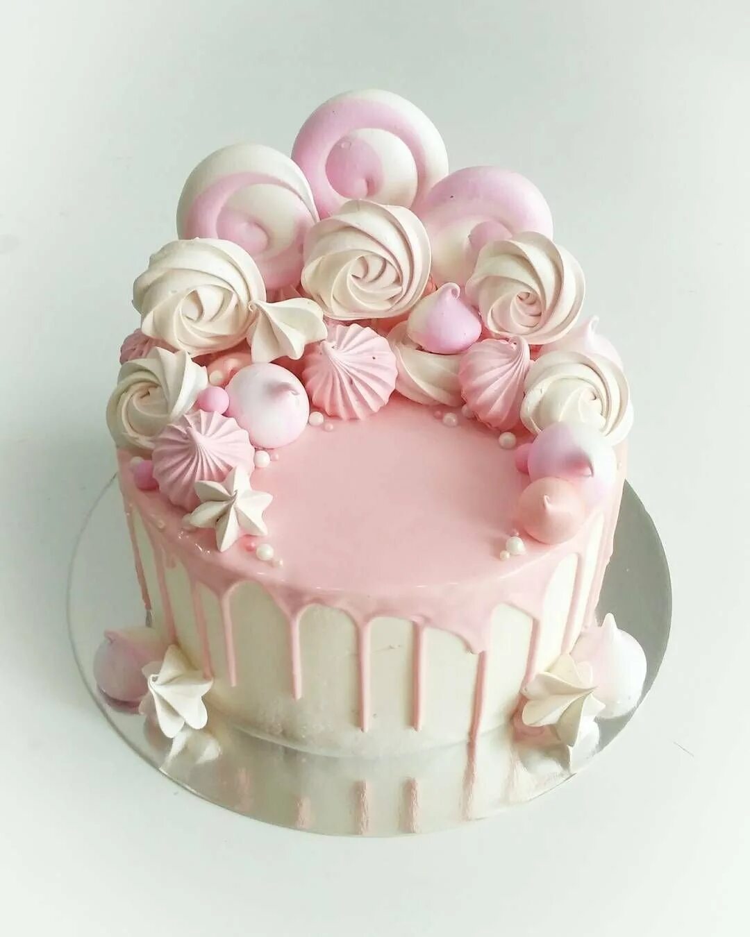 Торт для девочки с безе. Декор торта меренгой. Декор торта для девочки. Торт для девочки с безе. Торт для девочки с безе.