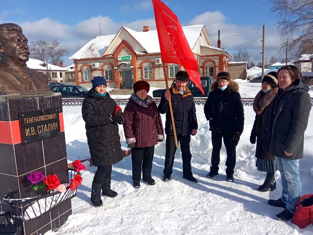 Памятник Демьяново Подосиновского района Кировской области. Посёлок Демьяново Кировской области Подосиновский район. Подосиновский район поселок Демьяново. Демьяново Кировская область памятник Сталину. Погода на неделю демьяново кировская область