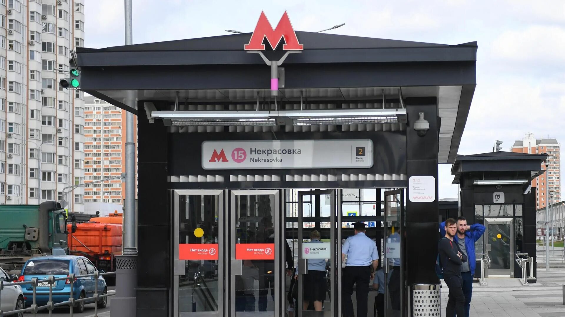 Тц метро некрасовка. Некрасовка (станция метро). метро некрасовка выходы. станция некрасовка москва. тц у метро некрасовка.
