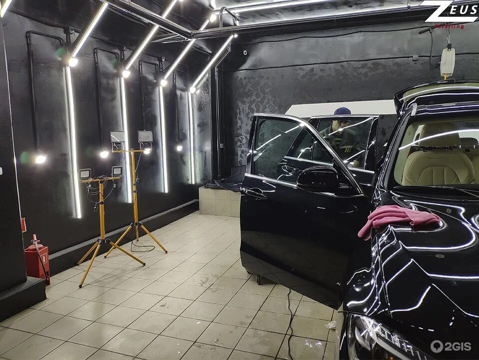 Бокс детейлинга. Потолок в детейлинг студии. Детейлинг студия. Названия детейлинг центров. Бокс детейлинга.