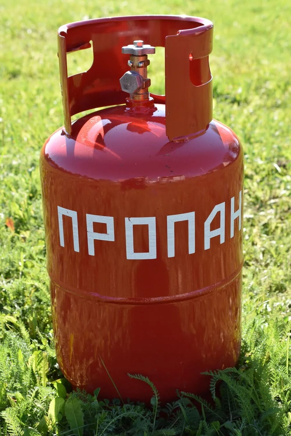 Заправит газовый баллон для дачи. Баллон с газом. 2 л. Куйвози заправка газовых баллонов. Баллон газовый пропановый 27 л.