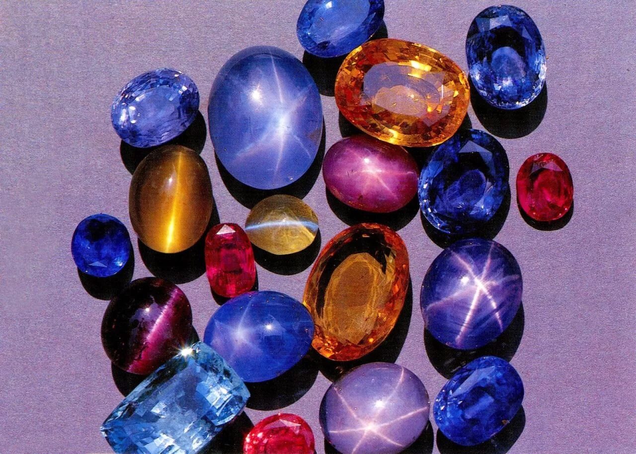 Precious stones. Звездчатый сапфир Шри Ланка. Полудрагоценные камни Шри Ланка. Самоцветы Урала Корунд сапфир. Звездчатый сапфир Шри Ланка 2021.