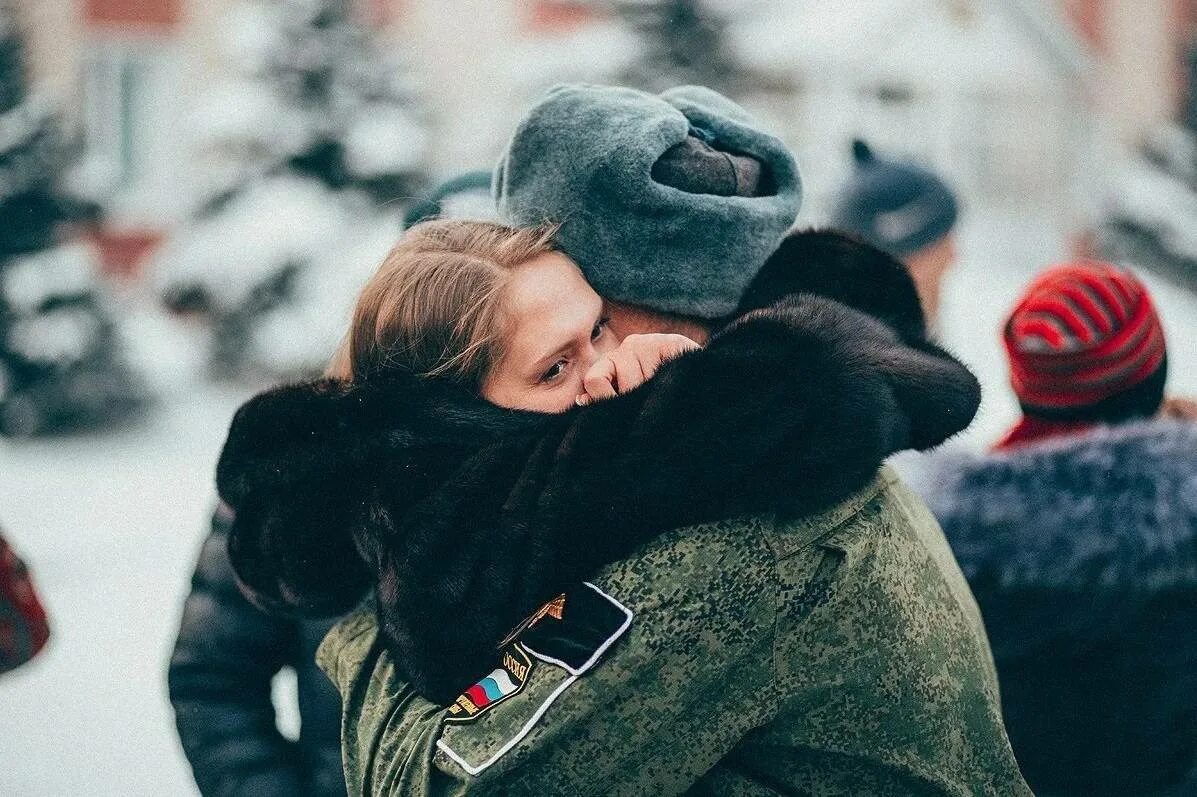 Девушка солдат. Встреча солдата. Девушка провожает парня в армию. Встреча солдата с любимой.