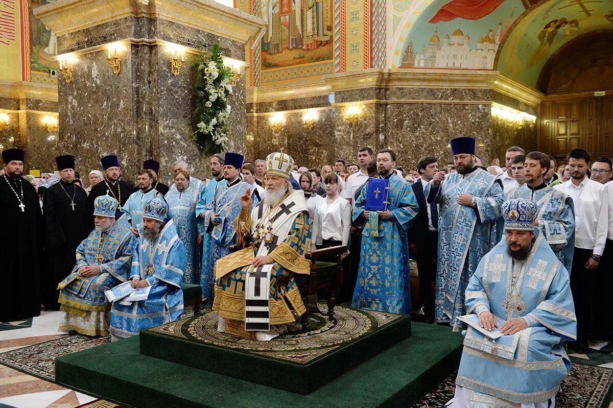 Собор христа спасителя в калининграде нижний храм. Кафедральный собор христа спасителя калининград. Патриарх собор кирилла и мефодия калининград. Калининград храм христа спасителя литургия. Храм христа спасителя калининград внутри.