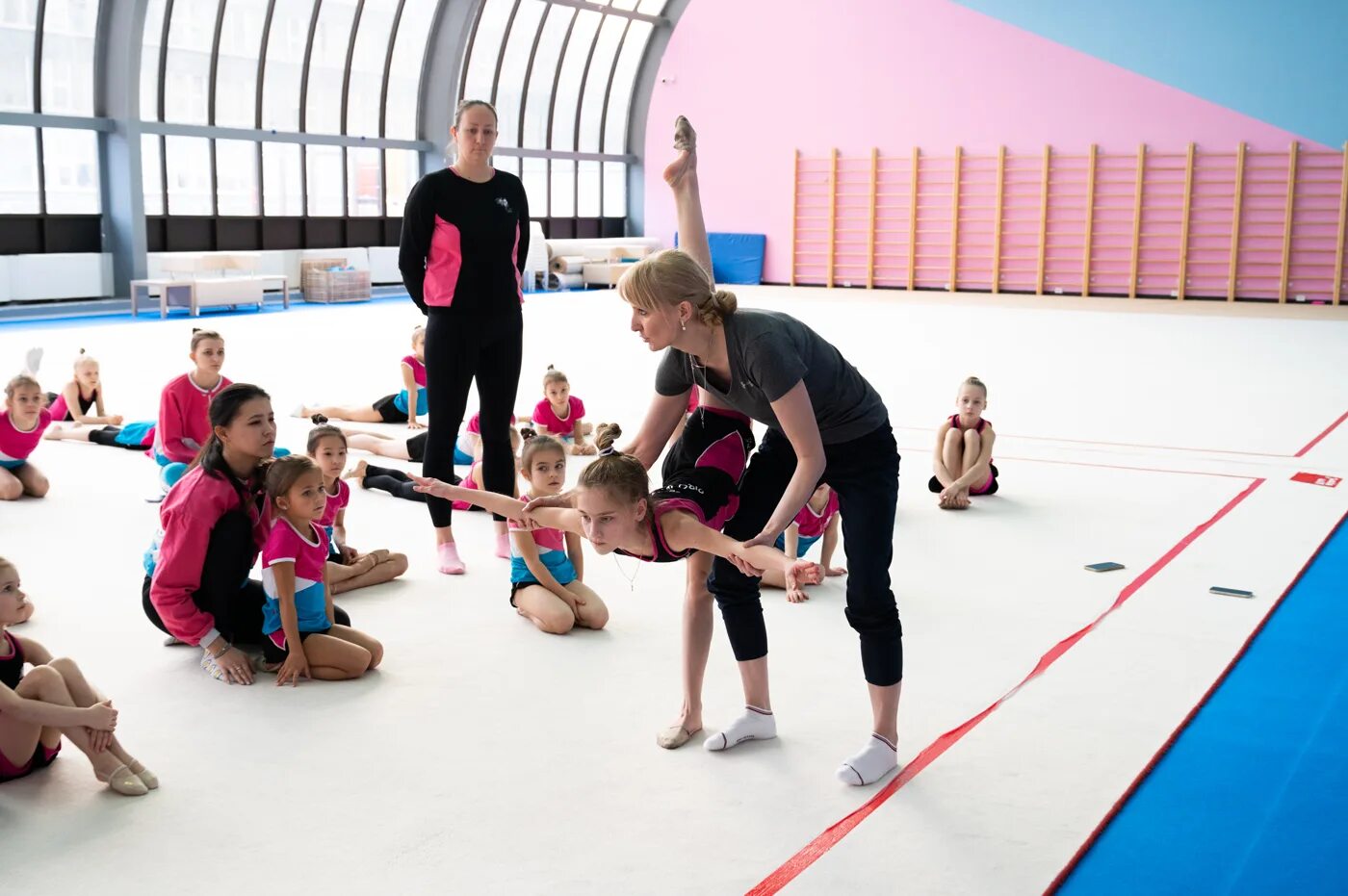 Художественная гимнастика школа пируэт. Клуб по художественной гимнастике пируэт. Художественная гимнастика сборы. Зал для соревнований по художественной гимнастике. Клуб пируэт художественная гимнастика москва.