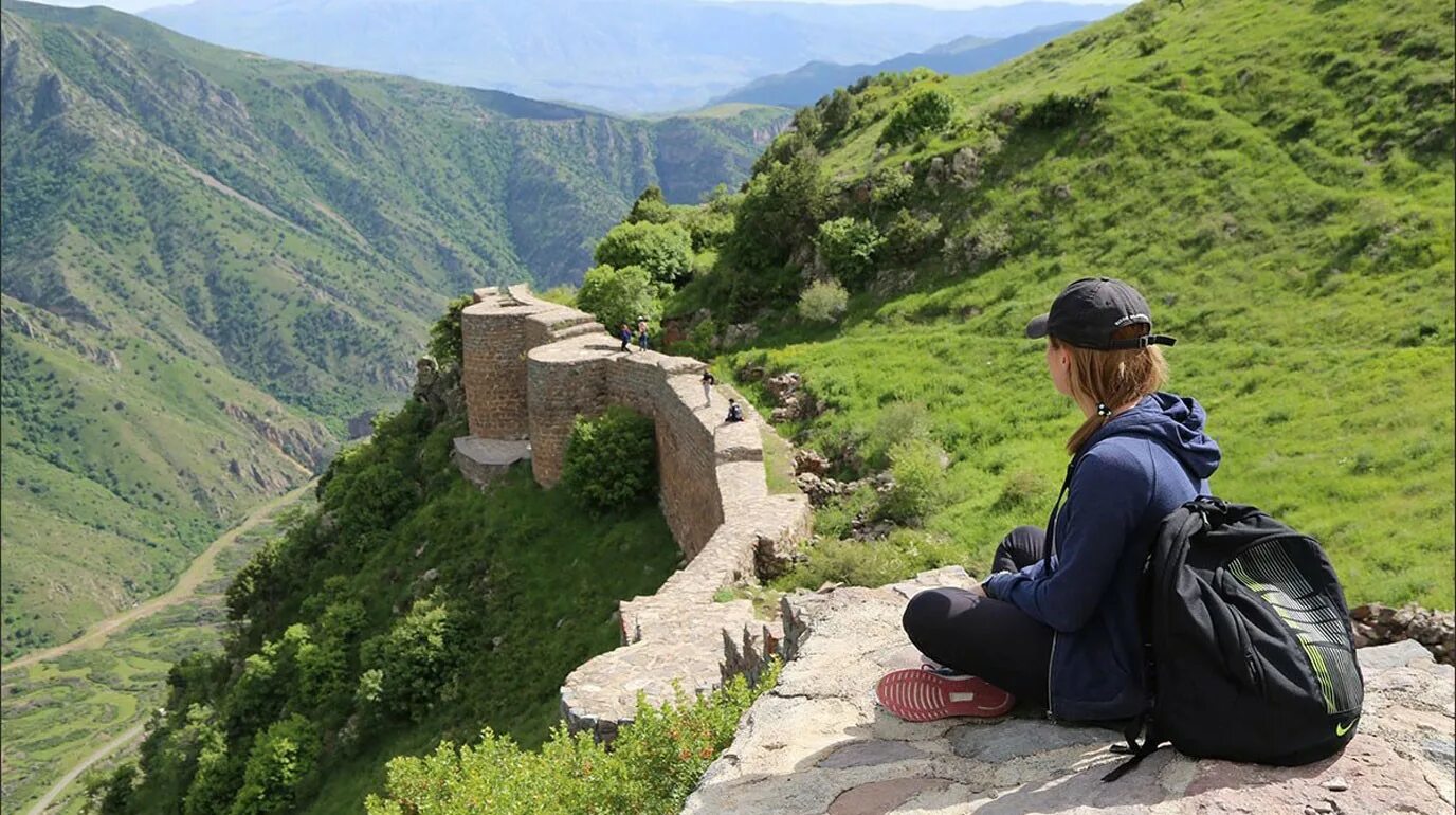 Можно ли ехать в армению. Смбатаберд Армения. Ущелье Дзорагет Армения. Крепость Смбатаберд. Хайкинг в Армении.