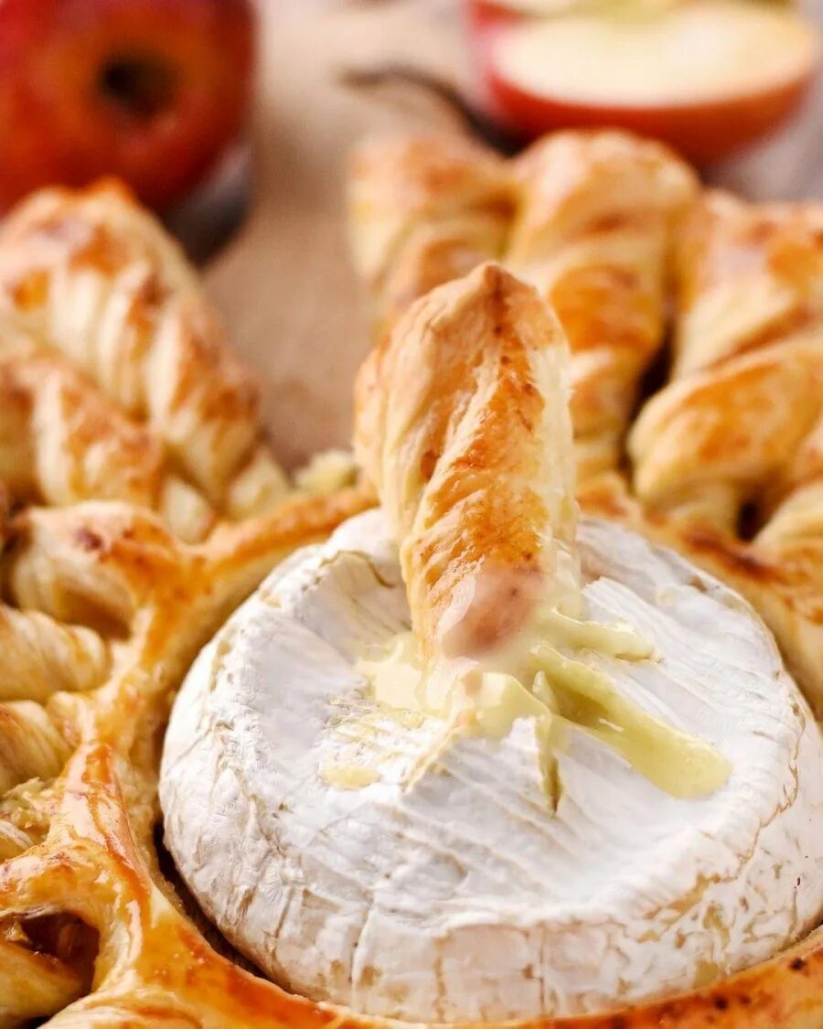 Сыр бри запеченный в слоеном тесте. Слойки с грушей и камамбером. Плагг и камамбер. Камамбер запеченный в слоеном тесте. Камамбер в слоеном тесте.