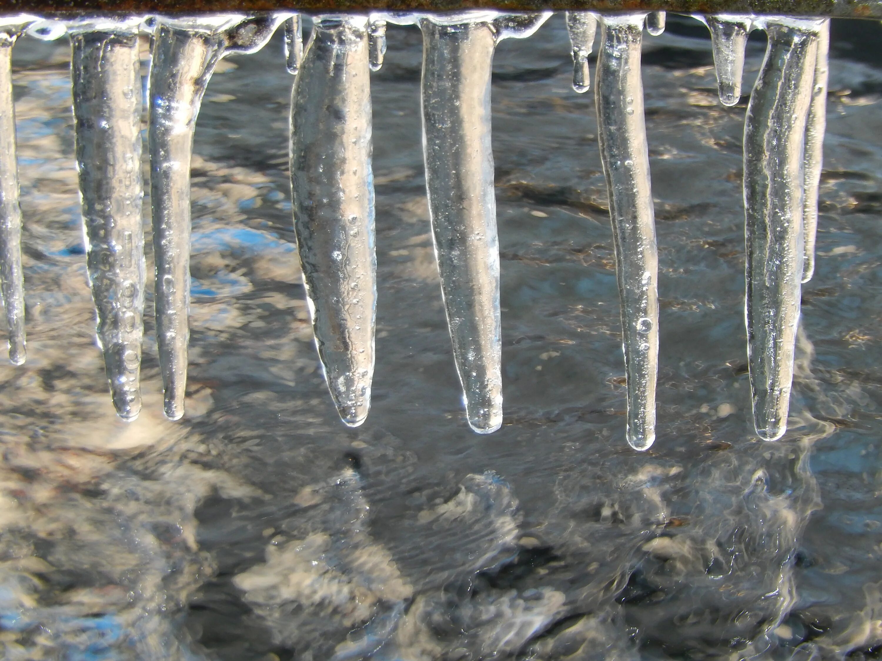 Красивые сосульки. Замерзание воды. Лед сосульки. Замораживание воды. Замерзание воды образование