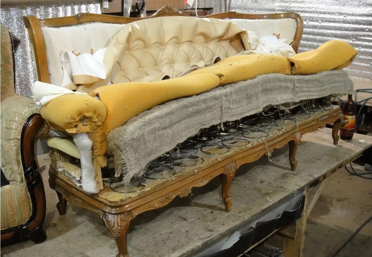 Перетянуть старый диван. Сломанный диван. Обивка старого дивана. Старый сломанный диван. Ремонт реставрация мебели