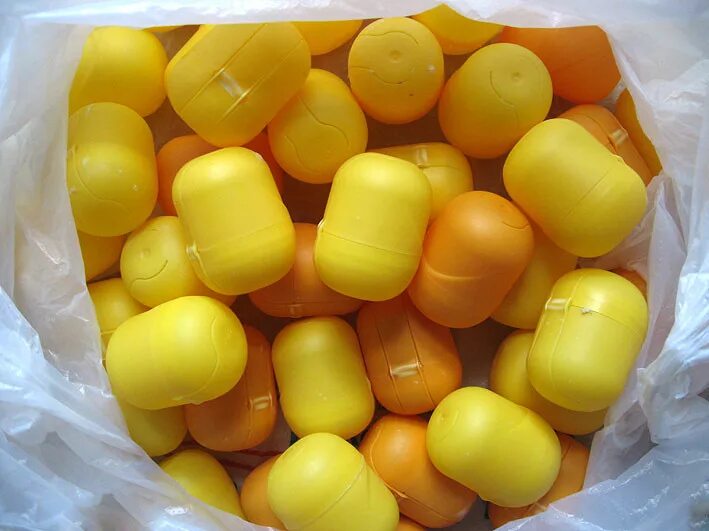 капсула от киндера. яйцо от киндера. капсула от киндер сюрприза. коробочка от киндер сюрприза. яйцо от киндер сюрприза.