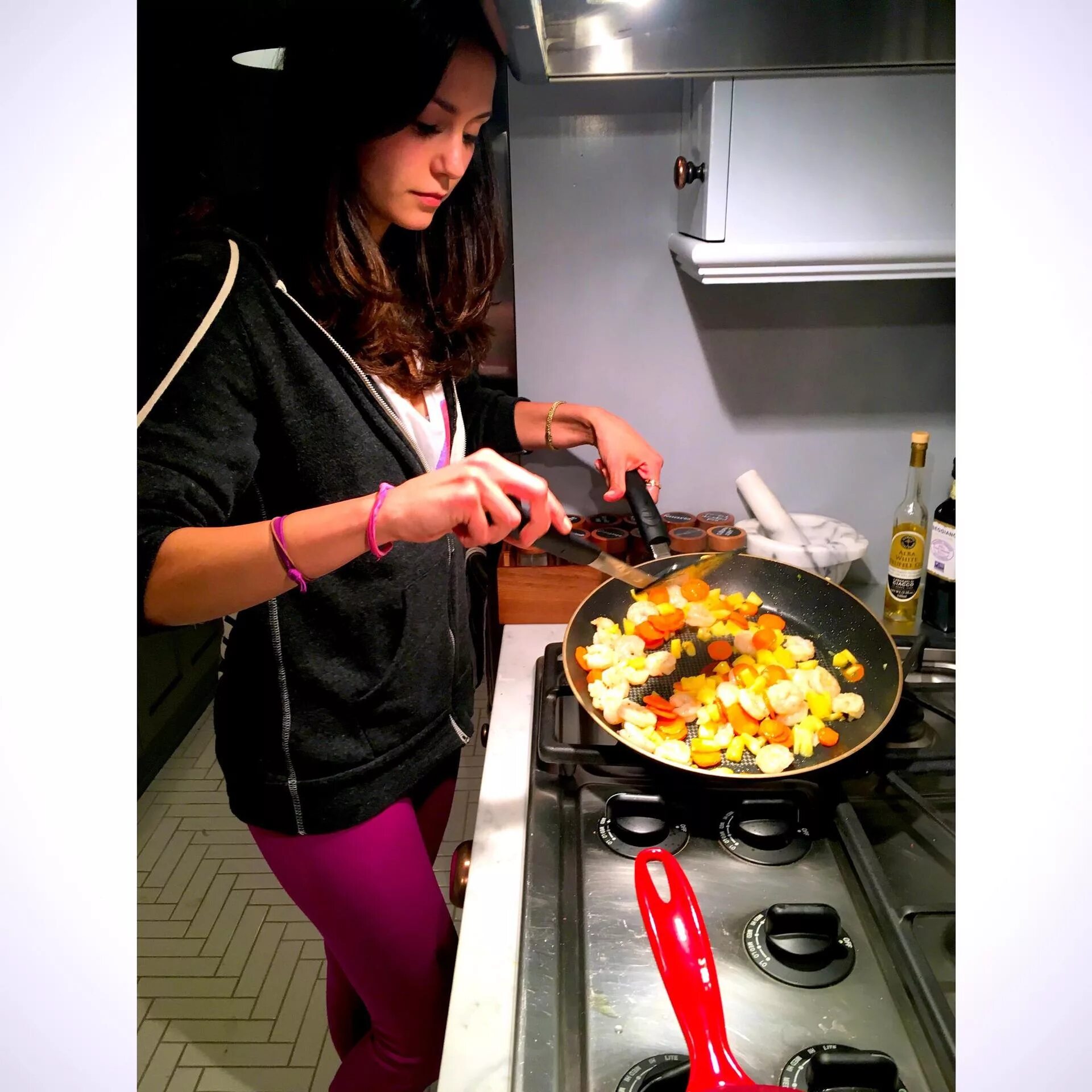 Фотосет на кухне. Красивая домохозяйка. Девушка на новой кухне. Девушка на кухне омлет. Дерзкая готовка с ляйсан.