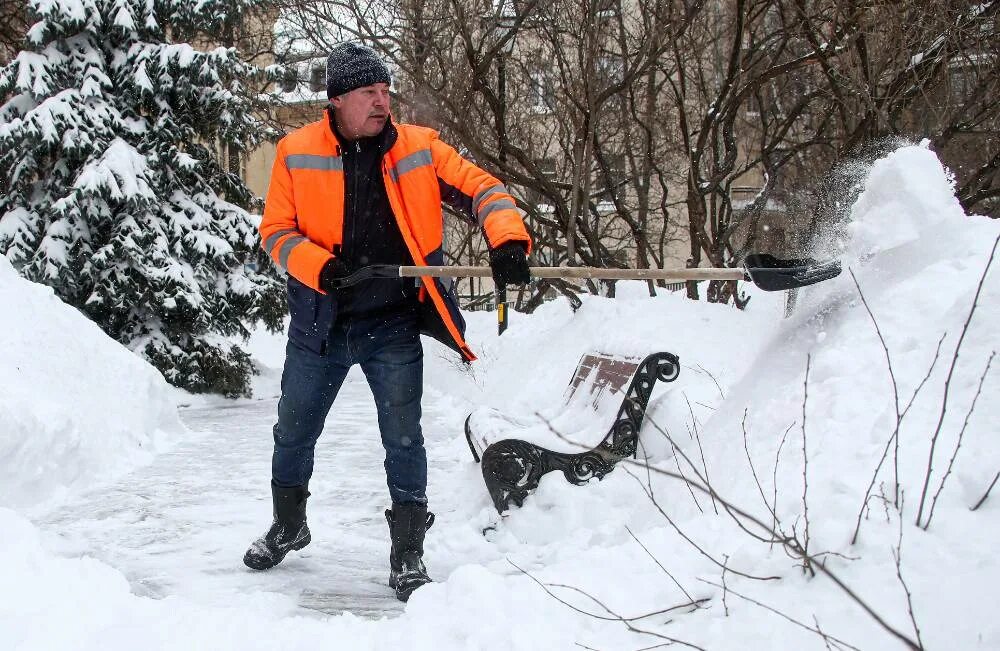 Москва чистят снег. Чистка снега в Москве. Специальная техника расчищающая снег. Чистка снега на МКАДЕ. Снег 15 метров Бирюков.