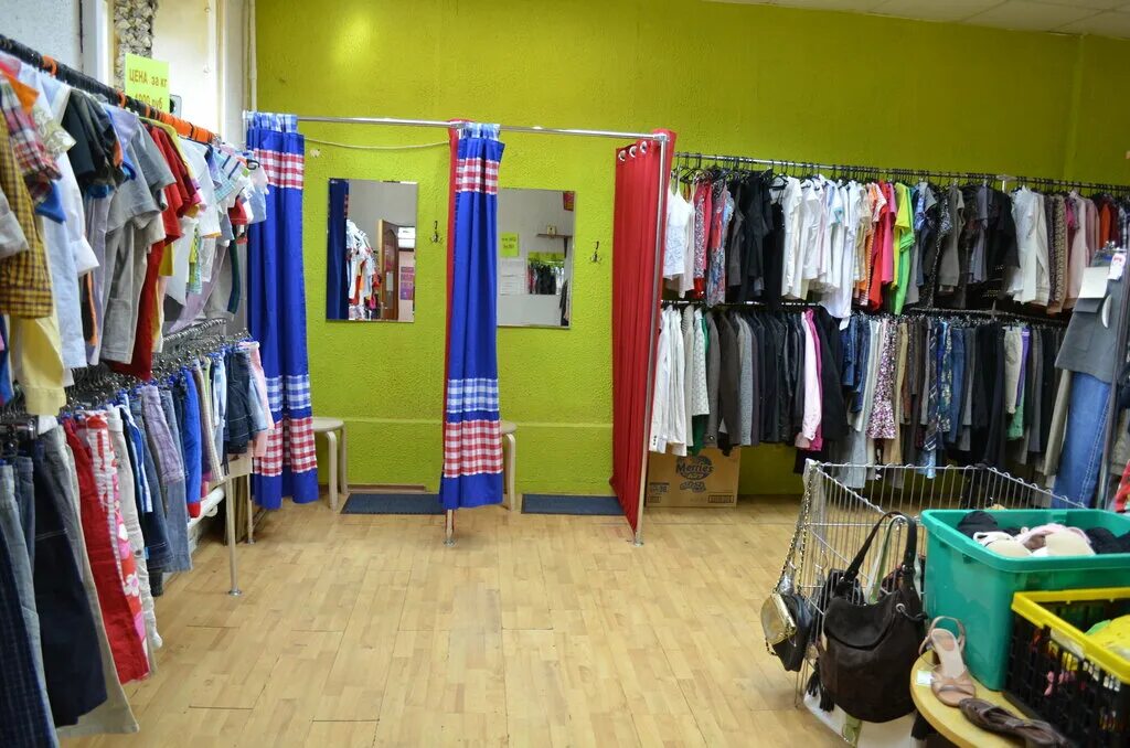 Second hand одежда. секонд хенд. Hands shops. Svalka секонд хенд москва. интерьер секонд хенд.