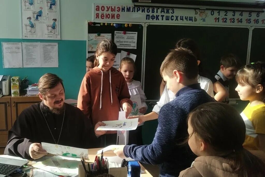 священник в школе. священник школьнику. священник в школе. гимназия в греции. священник школьнику.