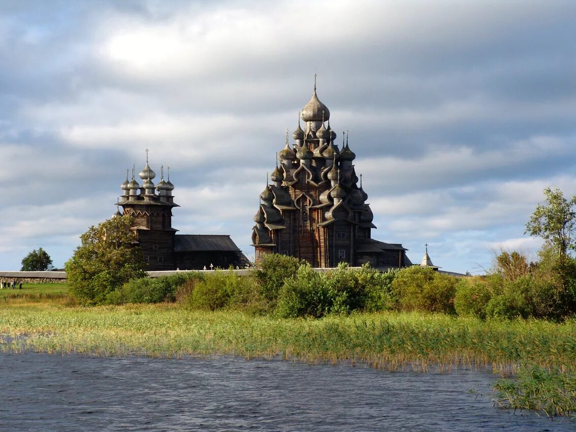 озеро деревянные церкви острова кижи. архитектурный ансамбль кижи. остров музей кижи. озеро деревянные церкви острова кижи. архитектурный ансамбль кижского погоста.