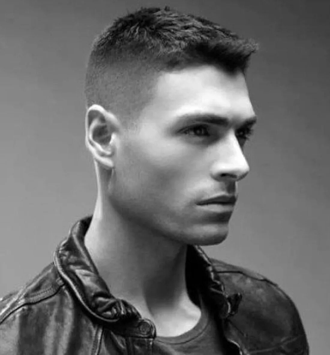 Принстон стрижка мужская короткая. Стрижка под модельную. Колтон хэйнс стрела. Мужская стрижка модельная короткая. Полубокс кропп.