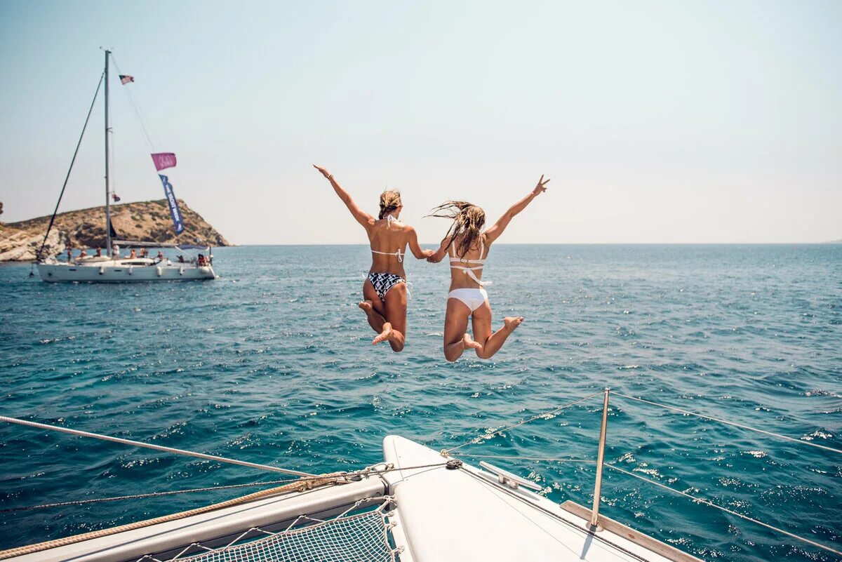 Отдых в турции стоит ли. Купание с яхты. Девушка прыгает в море. Турция девушка море.