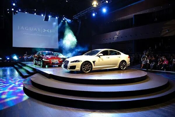 Mercedes-Benz Supersportwagen - jangled nerves Car showroom design, Booth design