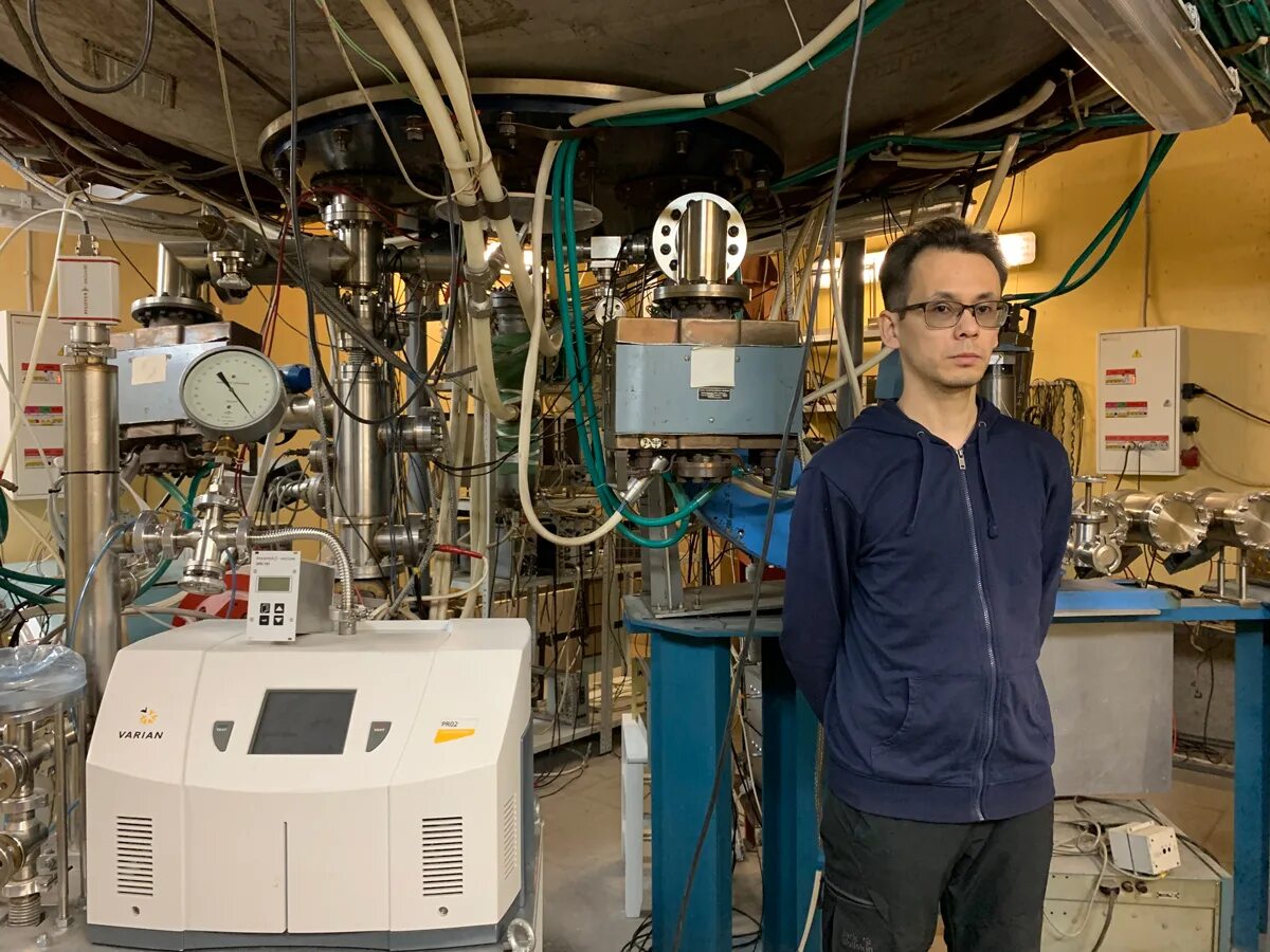 Вирусолог в лаборатории. Ученые мира. Нехватка инженеров в россии. Новый штамм covid-19. Российские ученые обнаружили.