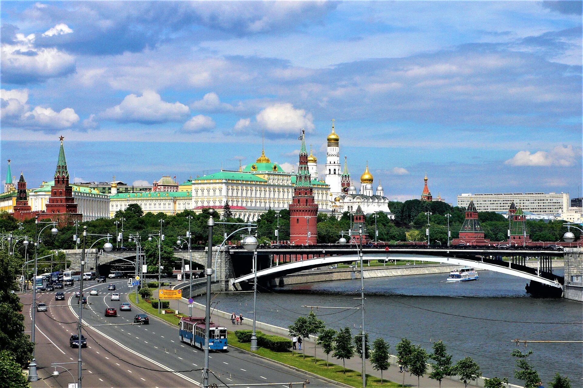 Года завтра москва. По центру Москвы. Moskva tomorrow. Цена тура по центру Москвы.