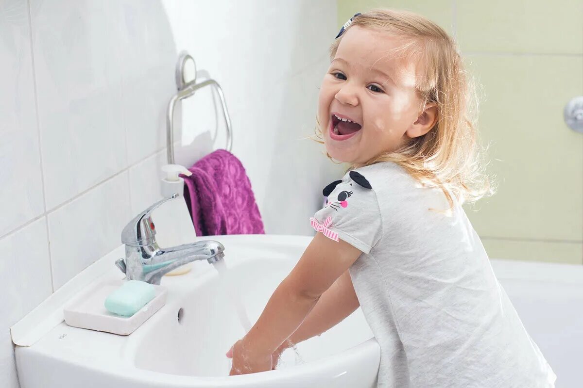Гигиенические процедуры ребенка. Ребенок умывается. Гигиенические процедуры. Гигиенические процедуры для детей. Дети умываются в ванной.