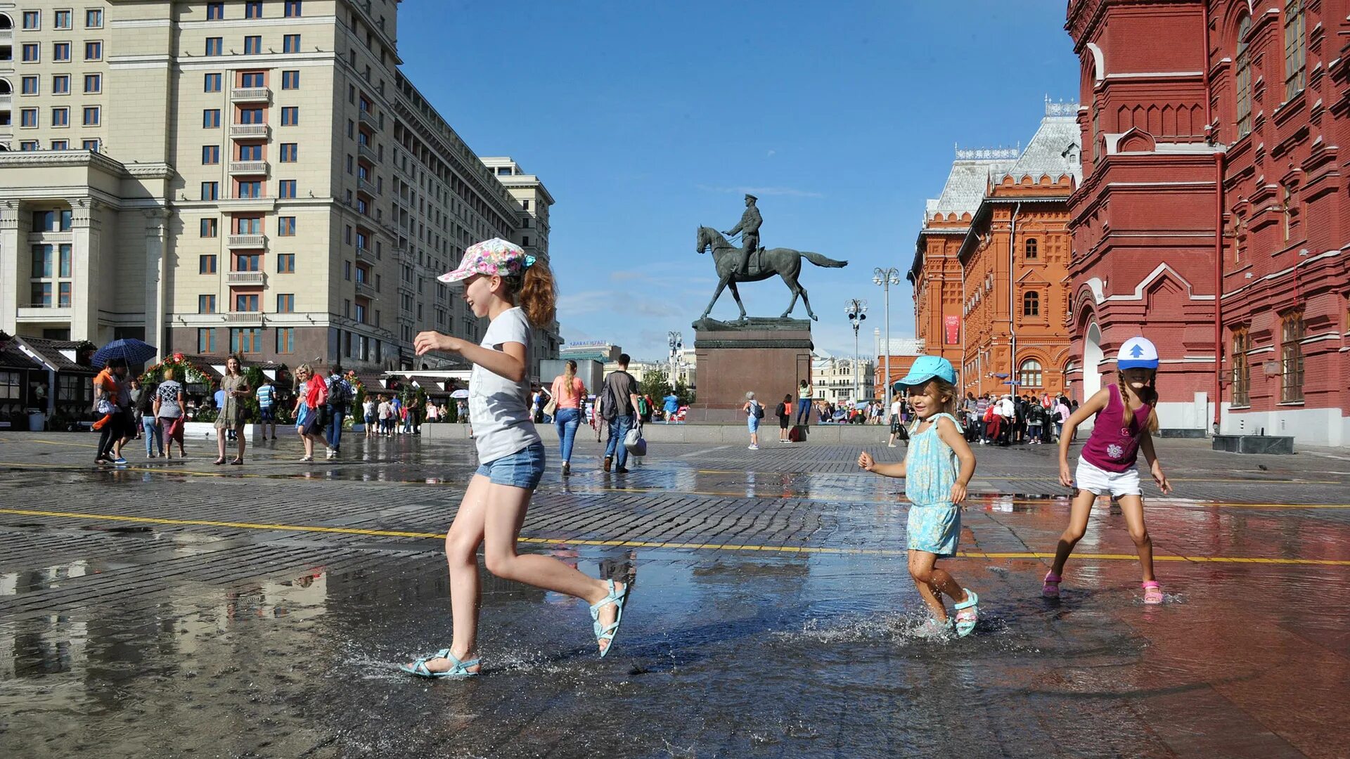 Москва летом. Люди в Москве летом. Москва лето жара. Лето жара улица люди. Будет ли лето в этом году