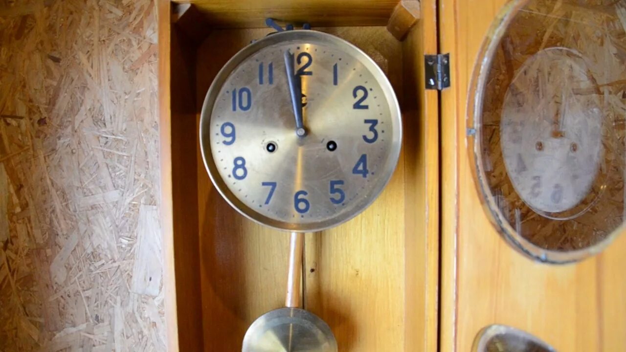 Сердобский часовой завод. Часы с боем очз 1957. Завод часов с боем. Часы механические янтарь очз. Завод часов с боем.