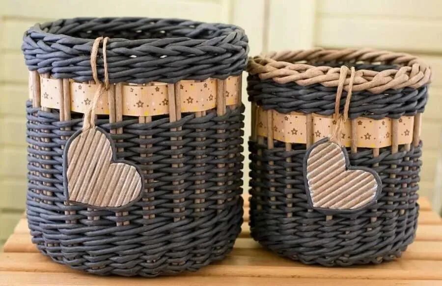 Корзина из газет. Корзинка плетеная. Плетеные корзинки из газетных трубочек. Корзиночки из трубочек. Плетения трубочек елены тищенко.