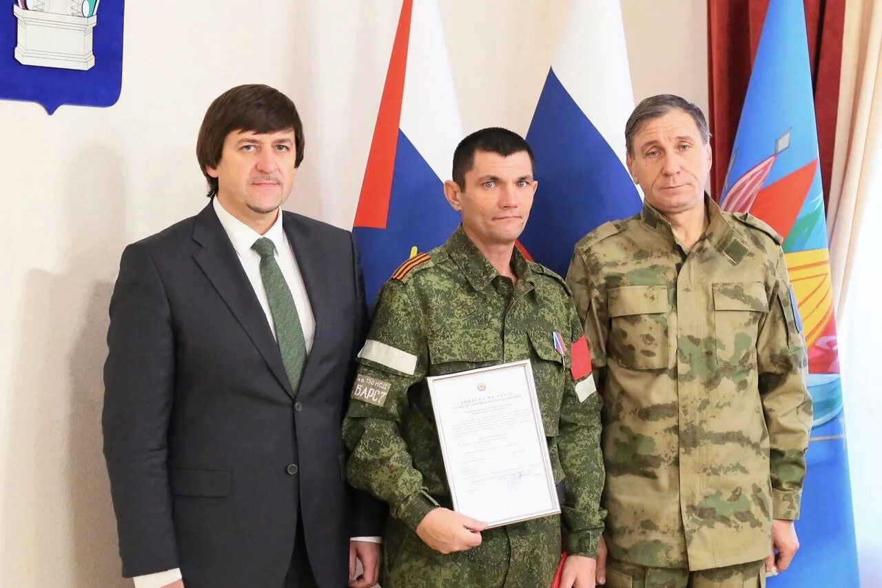 Уссурийск участник сво. Награждение звездой героя. Награжденные участники сво. Награждения военных сво. Вручение наград участникам сво.