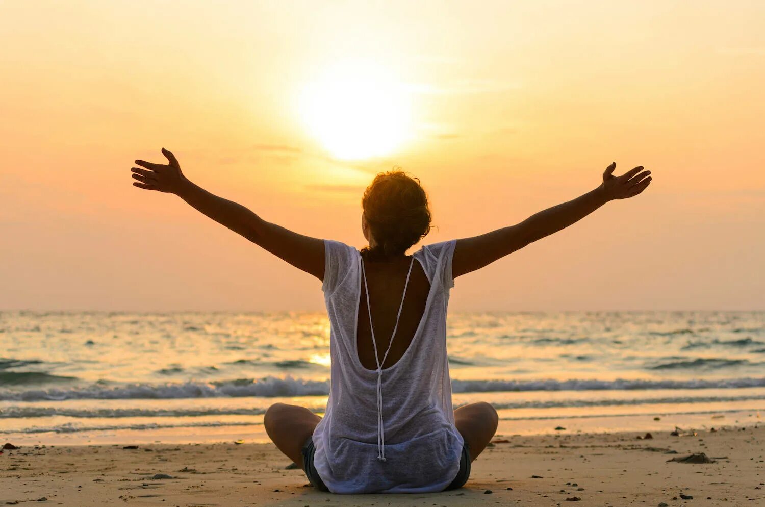 Свобода. Медитация на Восходе солнца. Гармония человека. Медитация счастье. Девушка медитирует на пляже.