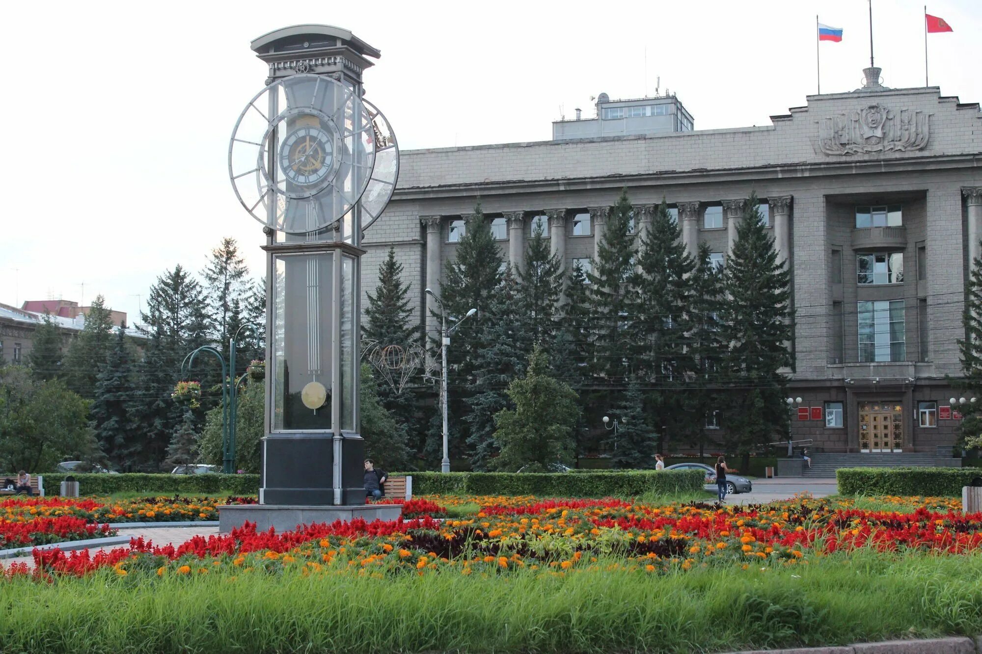 Красноярск улица революции. Площадь революции Красноярск. Площадь площадь революции Красноярск. Театральная площадь Красноярск. Революции площадь революции Красноярск.