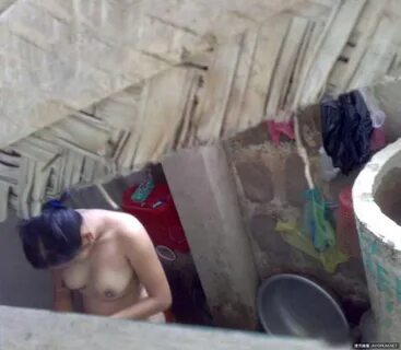 偷拍我越南家隔壁的大媽洗澡 