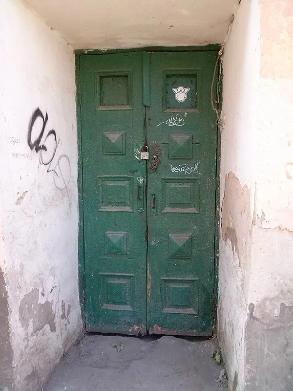 Тут там двери. Герберт Уэллс зеленая дверь. Зеленая дверь в белой стене. Дверь в стене Уэллс.