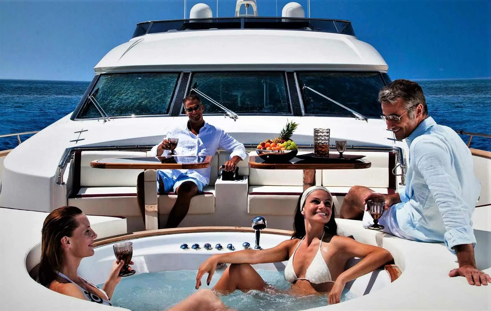 богачи веселятся. боня и алекс смерфит. роскошная жизнь девушки. романтик на яхте. роскошная жизнь семья.