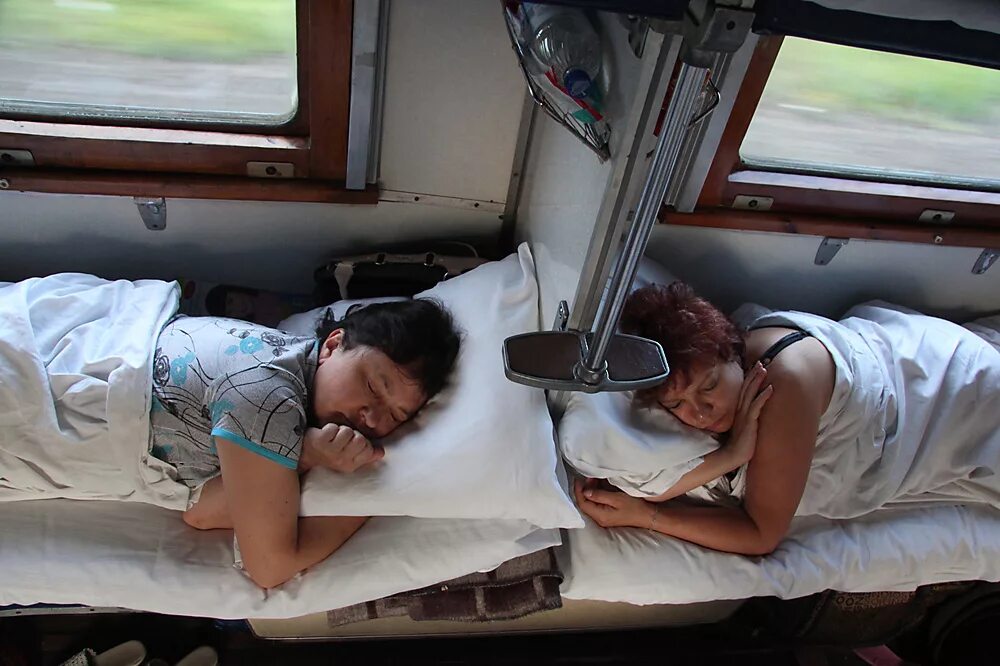 Есть ли ехать. Спит в поезде. Плацкартный вагон. Спящий человек в поезде. Плацкарт это.