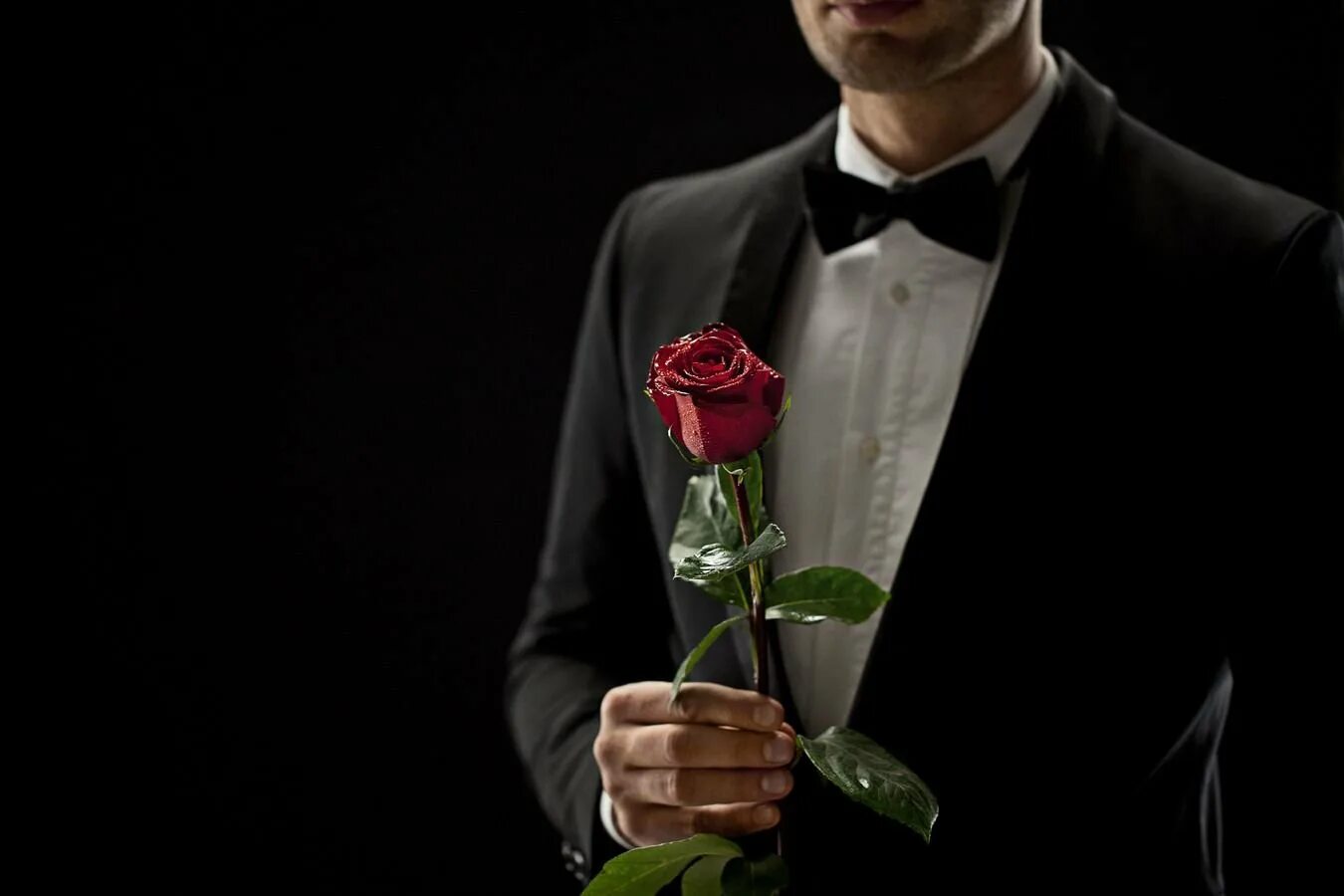 Мужчины дарят без. Парень с розой. Букет цветов для мужчины. Мужчина с цветами. Мужчина в костюме с цветами.