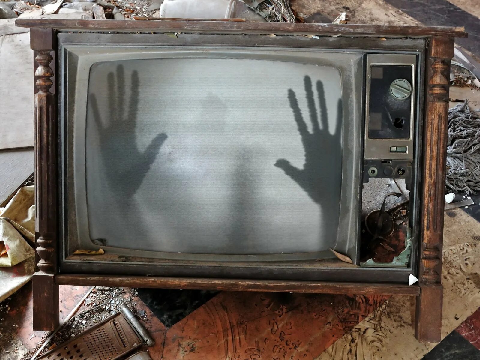 Сделать разбитым телевизором. Старый телевизор. Старинный телевизор. Страшный телевизор. Старый страшный телевизор.