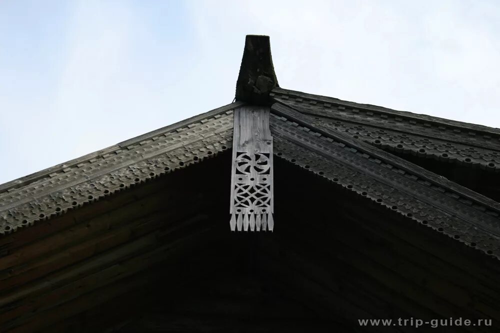 Охлупень кижи. Резьба причелины карнизы. Резные причелины древняя русь. Резные карнизы из дерева на крышу. Причелина что это такое на избе.
