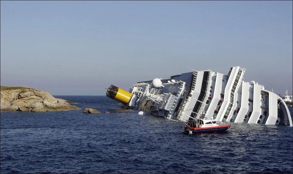 Коста Конкордия крушение. Корабль Коста Конкордия. Коста Конкордия затонувшие корабли. Коста Конкордия тонет.