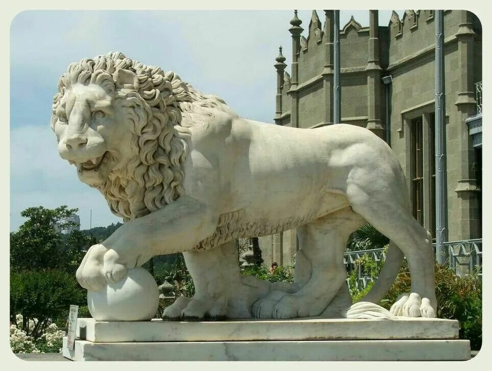 Сонник скульптура. Скульптура в крыму женщина. Кладбище туман статуя ангела. Сонник статуя. Надгробные памятники с скульптурами.