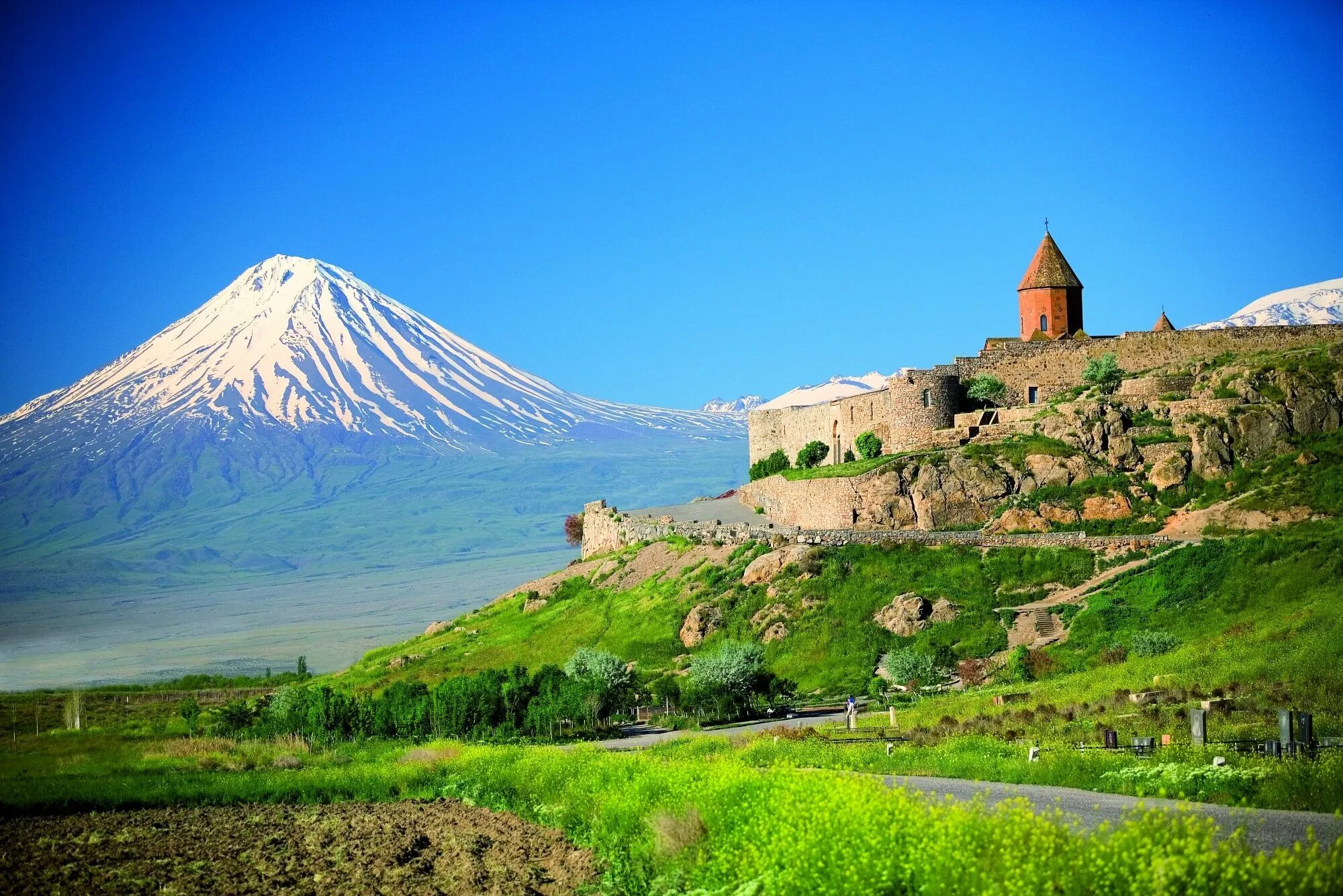 Армения перед. Хор Вирап Армения. Гора Арарат и хор Вирап. Хор Вирап Армения Арарат. Монастырь хор Вирап.