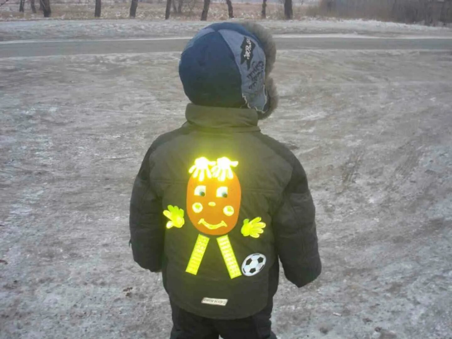 Светоотражатели на одежду. Светоотражающие элементы для детей на одежду. Светоотражающие элементы для детей на одежду. Светоотражающие элементы для детей. Светоотражатели для детей.