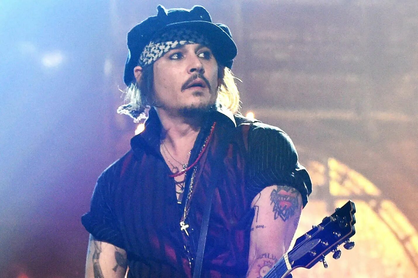 Johnny rocks. Джонни депп. джонни депп поет. johnny depp 2025 guitar. johnny depp с гитарой.