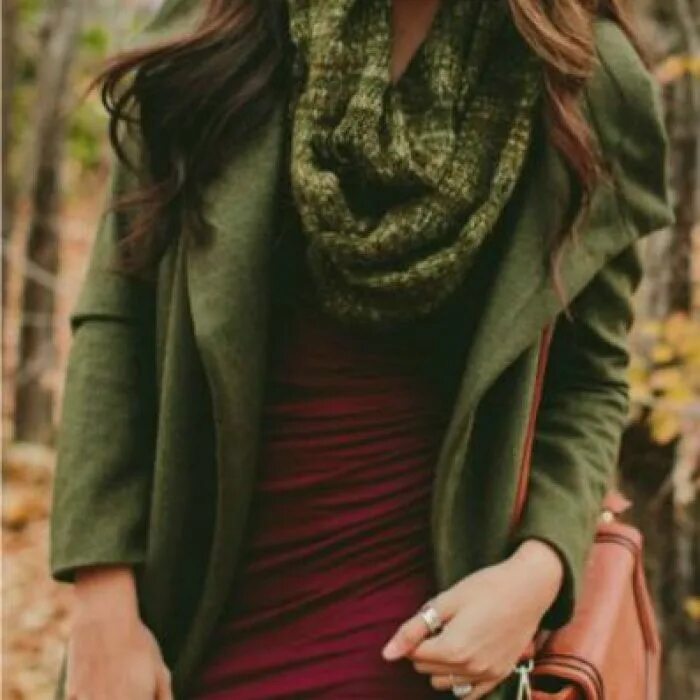 Оливковый шарф. Шарф бордовый с зеленым. Бордовый и зеленый в одежде. Шарф к оливковому пальто. Сочетание зеленого коричневого и бордового.