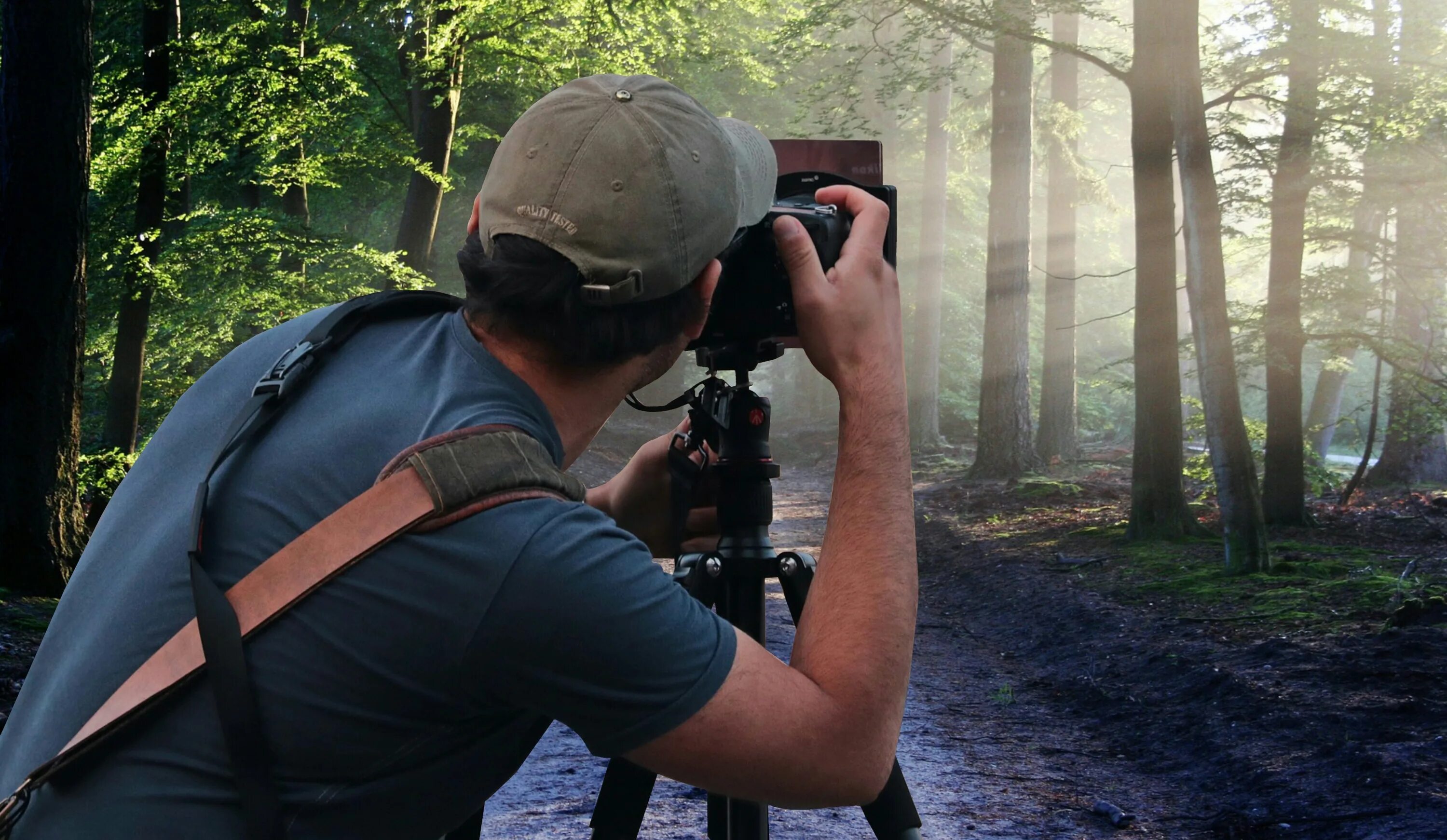 Фотограф сфоткал террориста. Фотоаппарат на природе. Фотограф в лесу. Фотокамера в лесу. Фотограф на природе.